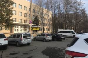 В Брянске у поликлиники №9 автохамы захватили парковку для инвалидов