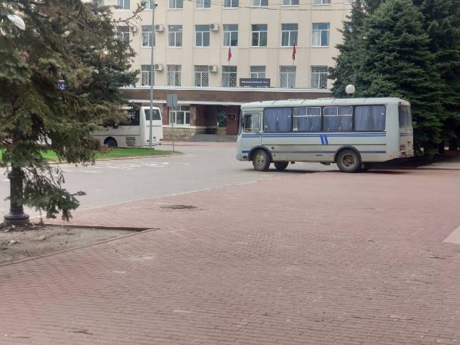 В центр Брянска полицейских свозят синими автобусами