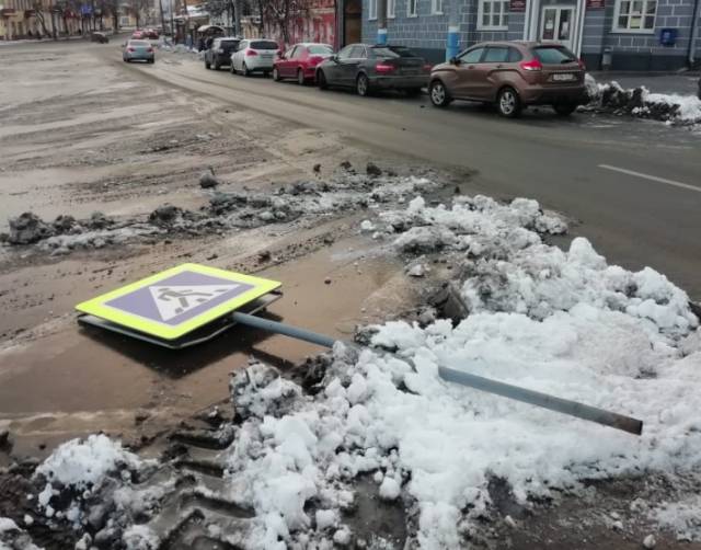 В Брянске на Набережной рухнул знак пешеходного перехода