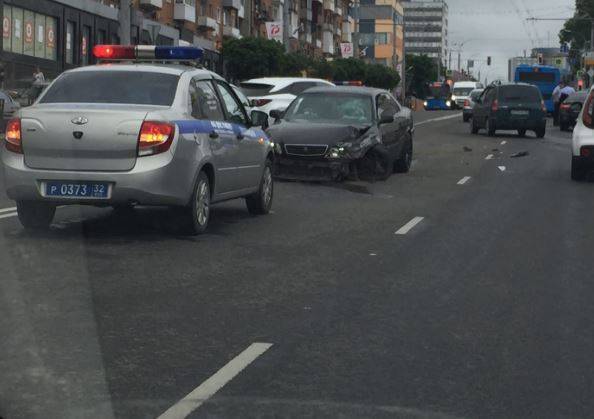 На проспекте Ленина в Брянске разбились три автомобиля