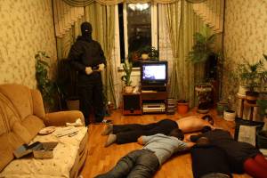 В Рогнедино отец с сыном превратили квартиру в жуткий наркопритон
