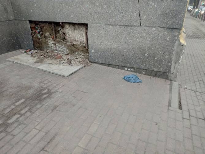 В Брянске напротив здания правительства рухнула плита парапета