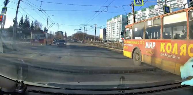 В Брянске троллейбус №12 проехал на красный сигнал светофора
