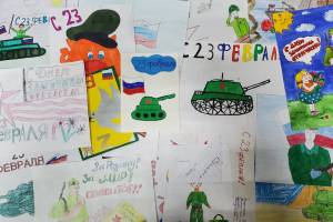 Брянские школьники передали рисунки и подарки участвующим в СВО росгвардейцам