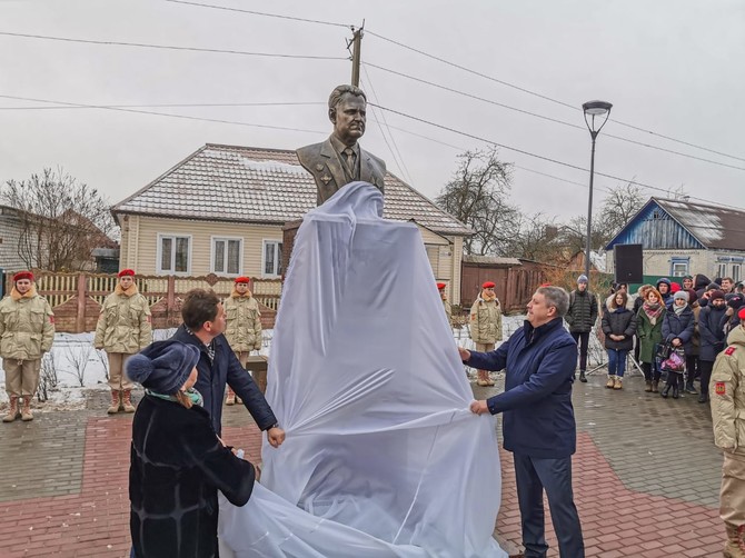 В Брянске открыли сквер имени экс-главы Удмуртии Александра Волкова