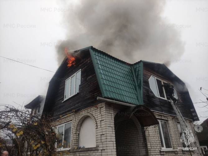 В Брянске потушили пожар в коттедже на улице Луговой