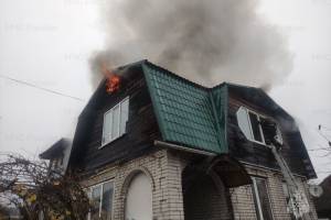 В Брянске потушили пожар в коттедже на улице Луговой