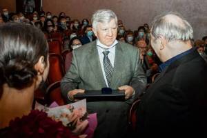 Экс-директора брянского драмтеатра наградили Золотым знаком