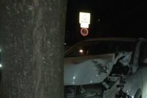 В Брянске скончался водитель врезавшегося в дерево автомобиля