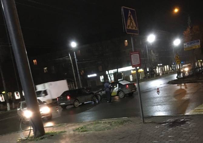 На перекрестке в Брянске столкнулись Яндекс.Такси и легковушка