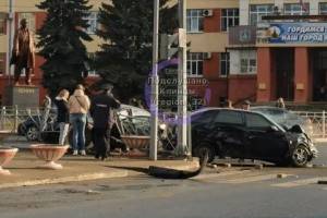 В центре Клинцов на перекрестке разбились две легковушки