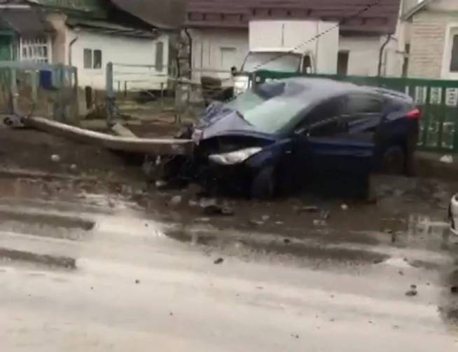В Брянске чудом выжил протаранивший электроопору водитель Hyundai