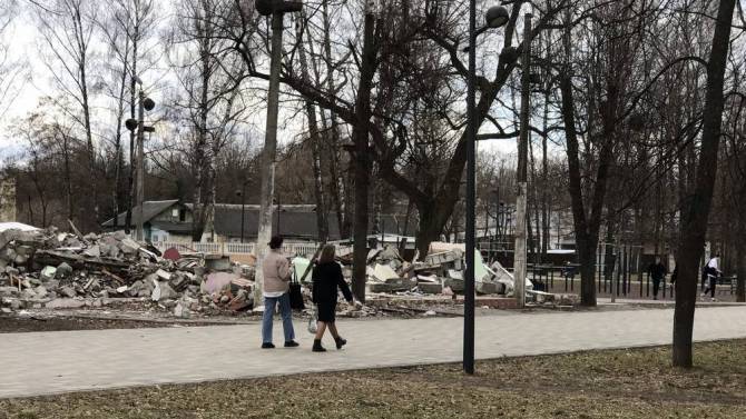 Майский парк в Брянске изуродовали руинами кафе Коломейцева