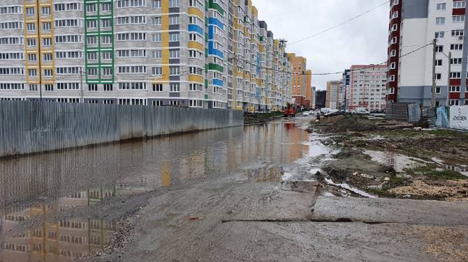 В Брянске из-за ливней ушла под воду дорога по улице Строкина