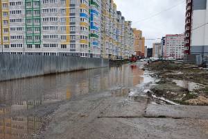 В Брянске из-за ливней ушла под воду дорога по улице Строкина