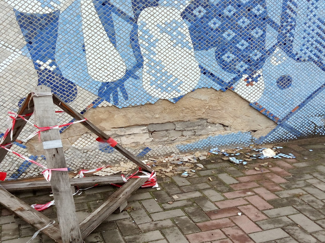 В Новозыбкове горожане оплакивают разрушающееся мозаичное панно