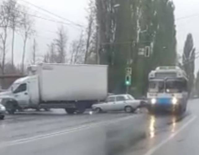 В Брянске случилась авария с участием троллейбуса и двух автомобилей