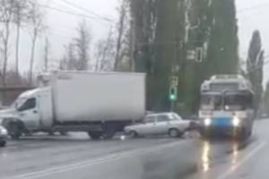 В Брянске случилась авария с участием троллейбуса и двух автомобилей