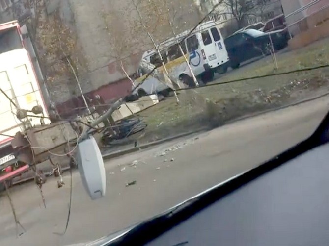 В Брянске столб рухнул на дорогу из-за врезавшегося автомобиля