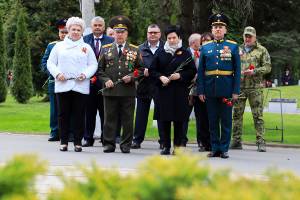 Брянские власти в День Победы возложили цветы к воинским мемориалам