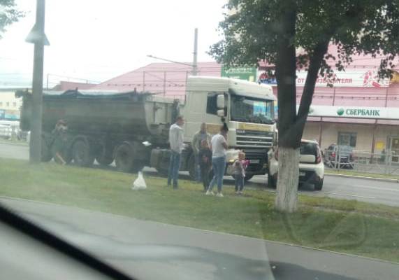 В Брянске на Московском проспекте грузовик протаранил легковушку