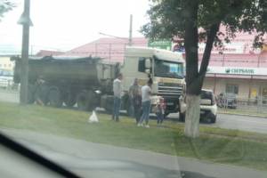 В Брянске на Московском проспекте грузовик протаранил легковушку