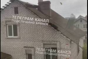 В Брянске дом лишился крыши из-за ураганного ветра