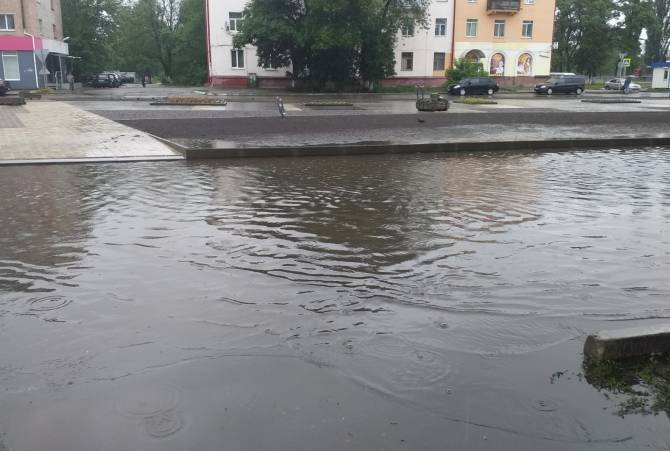 В Брянске затопило дорогу возле ремонтируемого сквера «Литий»