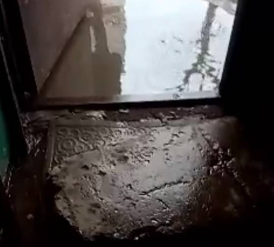 В Брянске после сильного ливня затопило подъезд пятиэтажки