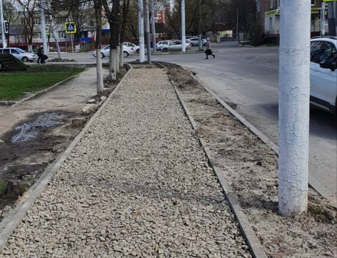 У стадиона Брянских партизан обустроили новый тротуар