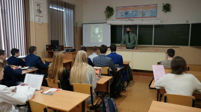 Брянским школьникам рассказали о подвиге Олега Визнюка