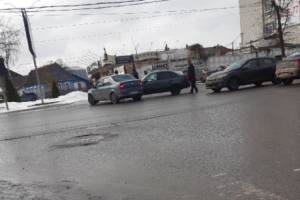 В Брянске на «Таксопарке» столкнулись две легковушки
