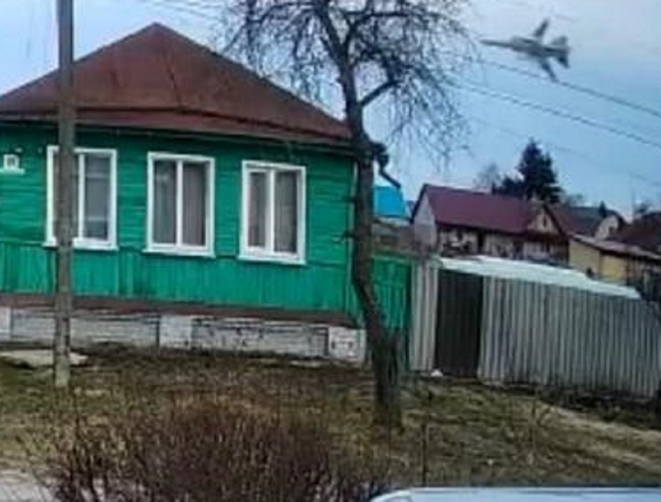 Вблизи домов над Карачевом пролетел реактивный военный самолёт