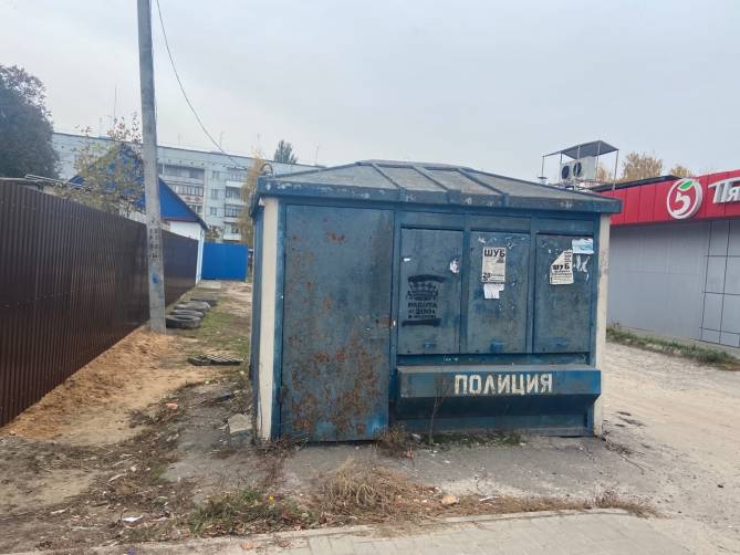 В Новозыбкове будка полиции превратилась в туалет и мусорку