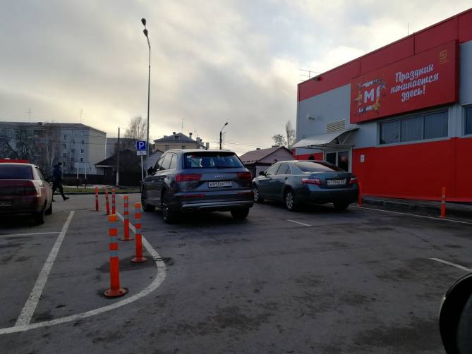 В Новозыбкове сняли на фото перекрывших дорогу двоих автохамов