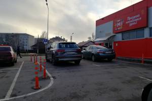 В Новозыбкове сняли на фото перекрывших дорогу двоих автохамов