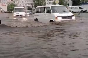 В Брянске из-за дождя затопило дорогу возле горбольницы №1