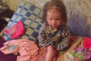 Истощенной 7-летней девочке ищут новых родителей в Брянске