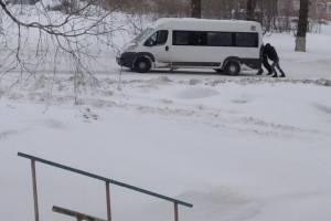 В Брянске вытолкали попавшую в снежный плен маршрутку №34