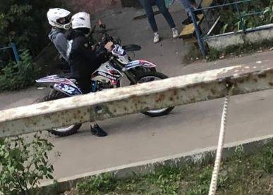 В Брянске подростки устроили гонки по дворам на спортивном мотоцикле