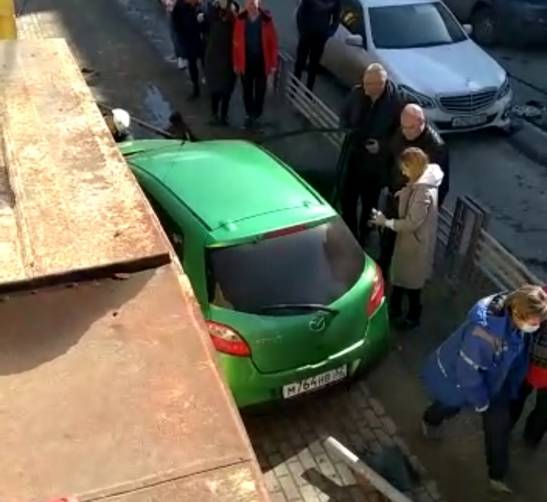 В Брянске у ЦУМа столкнулись 5 машин: легковушка снесла ограждение