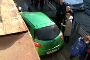 В Брянске у ЦУМа столкнулись 5 машин: легковушка снесла ограждение