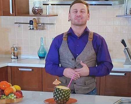 Брянский бармен на Первом канале научил мужчин готовить коктейль в ананасе