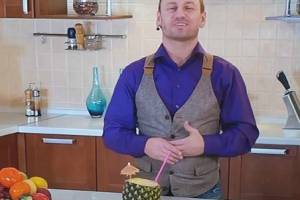 Брянский бармен на Первом канале научил мужчин готовить коктейль в ананасе