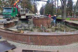 В Брянске начали готовить к лету фонтан в Круглом сквере