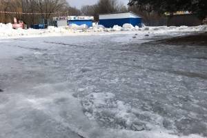 Грязь замерзла: территория у Кургана Бессмертия покрылась льдом