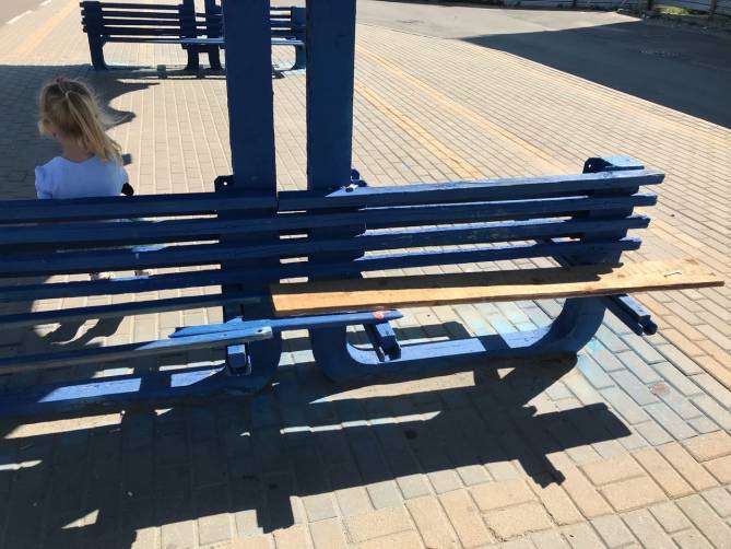 В Брянске на Крахмалева вандалы сломали скамейку на остановке