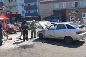 В Брянске рядом с ТРЦ «Мельница» загорелся автомобиль