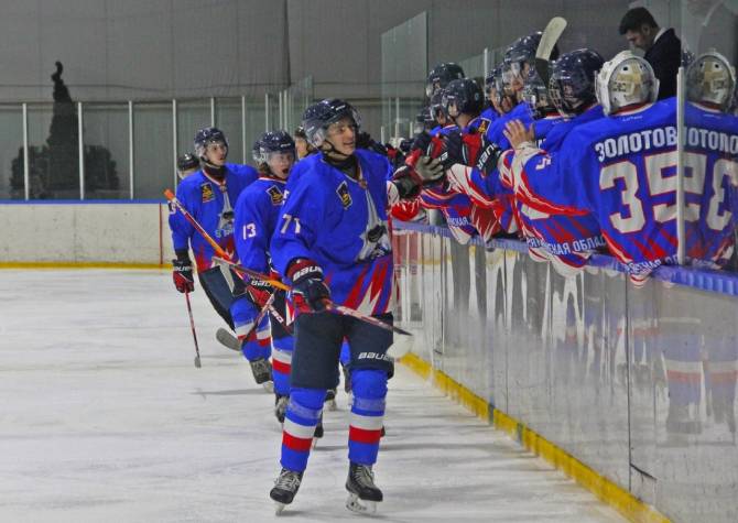Брянские хоккеисты второй раз подряд обыграли в Мурманске «Арктику»