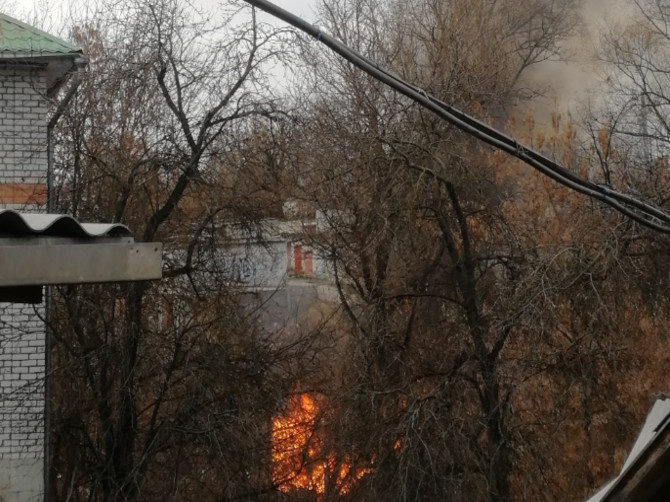 В центре Брянска за Хлебокомбинатом загорелись гаражи